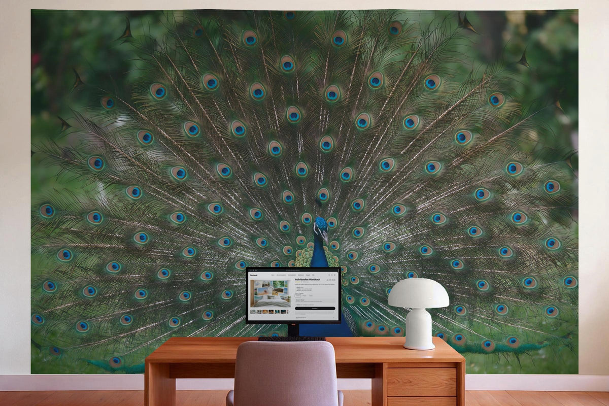 Wanddeko im Büro hinter dem Schreibtisch: Wandtuch Pfau mit offenem Rad, auf Stoff gedruckt