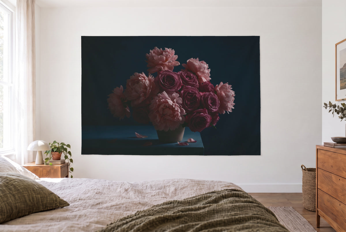 Wandtuch Pfingstrosen-Stillleben vor dunklem Grund im hellen Schlafzimmer gegenüber dem Bett, rechts Holzkommode – Rosa Blau