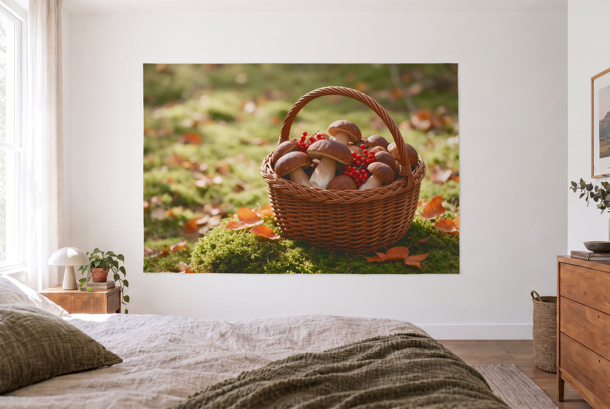 Tenture panier de champignons sur mousse dans la chambre claire face au lit, commode en bois à droite – brun, vert et rouge