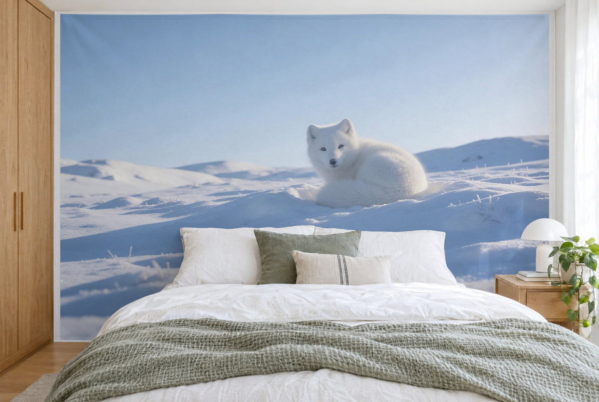 Bedruckter Stoff im XXL-Format: weisser Polarfuchs rechts der Mitte auf sanftem Schneehügel, wandfüllend hinter dem Bett