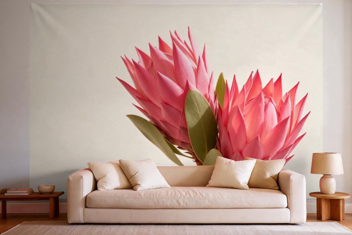 Tapiz de pared XXL Flores de protea rosas como decoración en un salón luminoso sobre el sofá