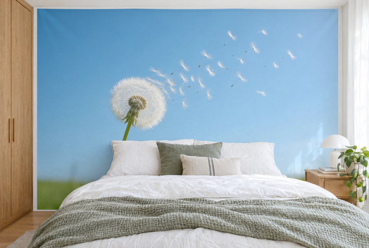 Bedruckter Stoff im XXL-Format: Pusteblume links, Schirmchen fliegen nach rechts oben, wandfüllend hinter dem Doppelbett