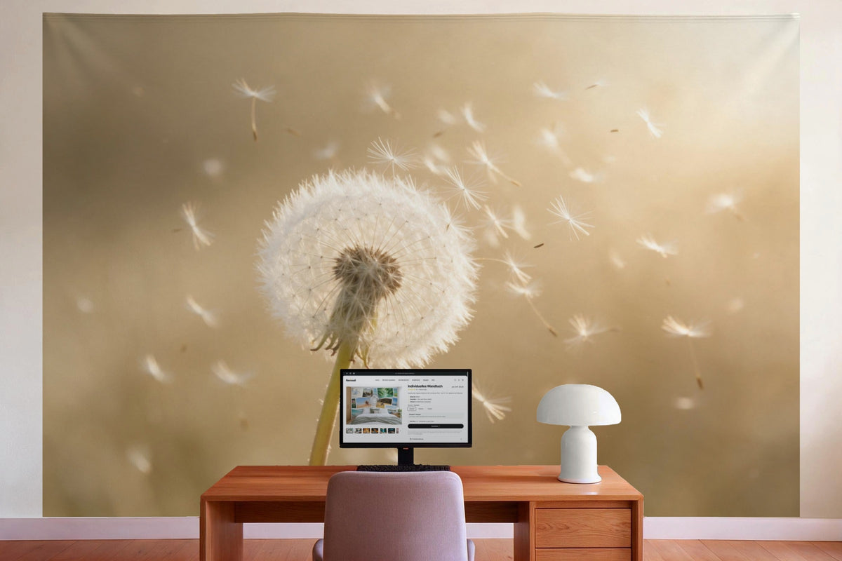 Wanddeko im Büro hinter dem Schreibtisch: Wandtuch Pusteblume im goldenen Gegenlicht, auf Stoff gedruckt