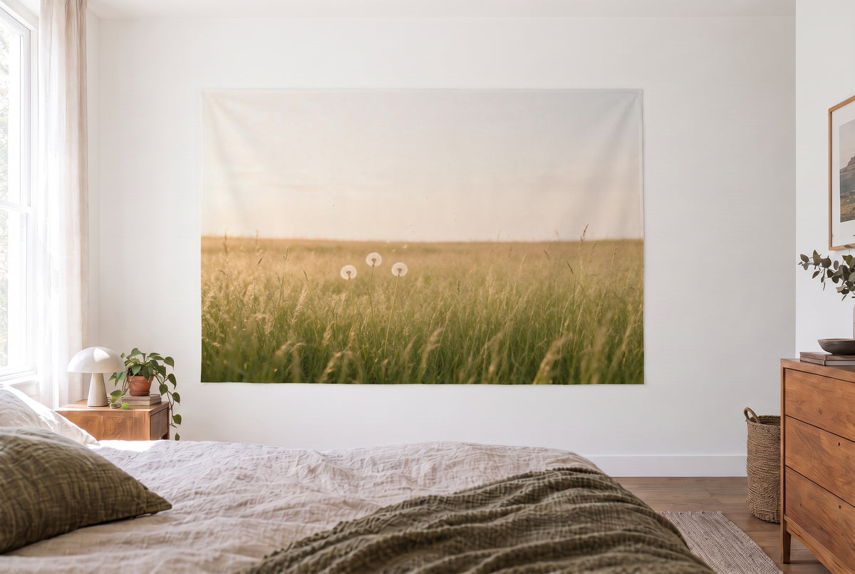 Wandtuch Pusteblumen auf der Sommerwiese im hellen Schlafzimmer gegenüber dem Bett, rechts eine Holzkommode