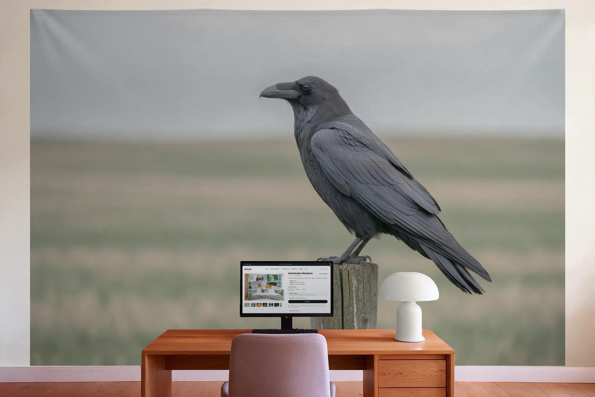 Wanddeko im Büro hinter dem Schreibtisch: Wandtuch Rabe auf dem Zaunpfahl, auf Stoff gedruckt