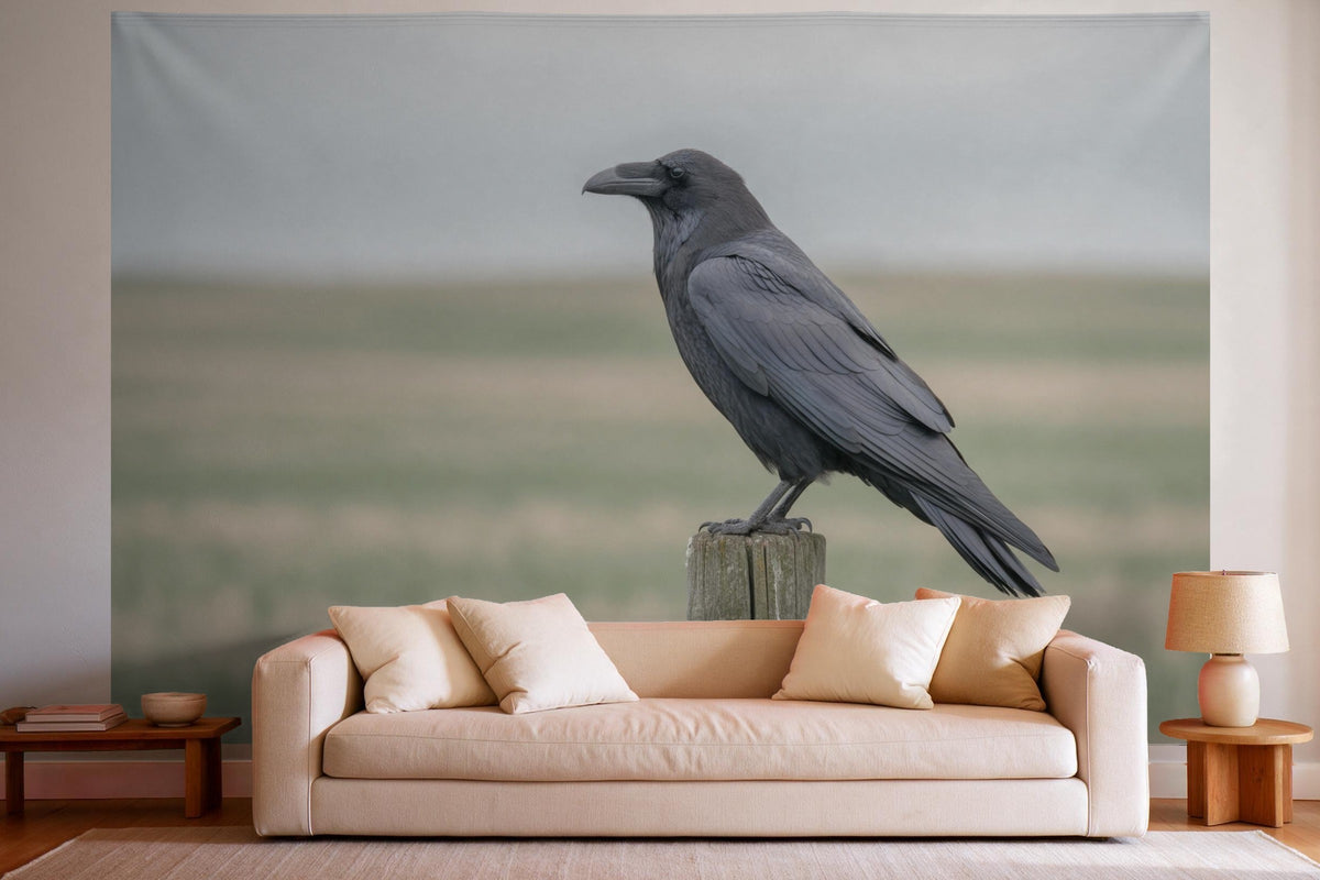 Wandtuch XXL Rabe auf dem Zaunpfahl als Wanddeko im hellen Wohnzimmer über dem Sofa
