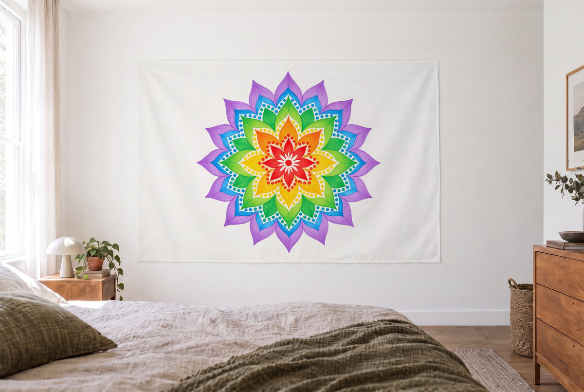 Wandtuch Regenbogen-Mandala auf Weiss im hellen Schlafzimmer gegenüber dem Bett, rechts eine Holzkommode – bunt