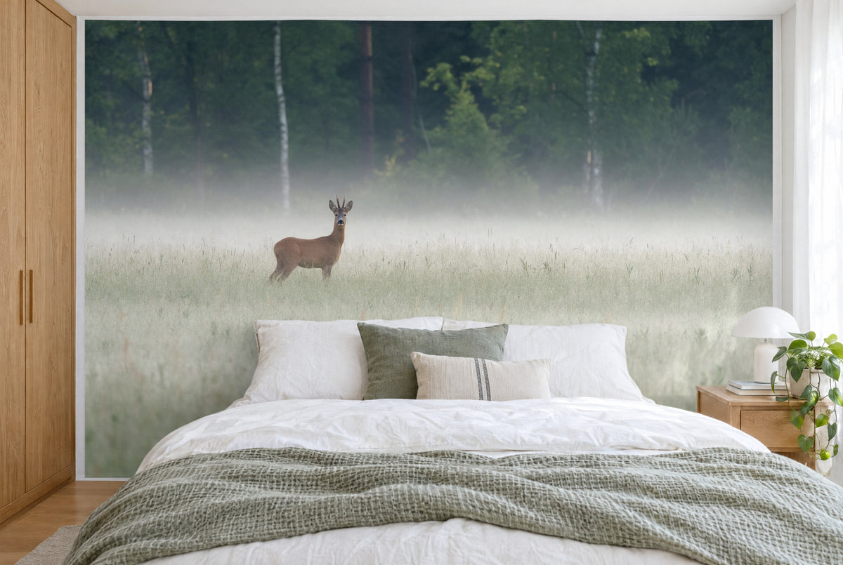 Tissu imprimé XXL : chevreuil à gauche sur la prairie dans la brume au sol en lisière, mur entier derrière le lit