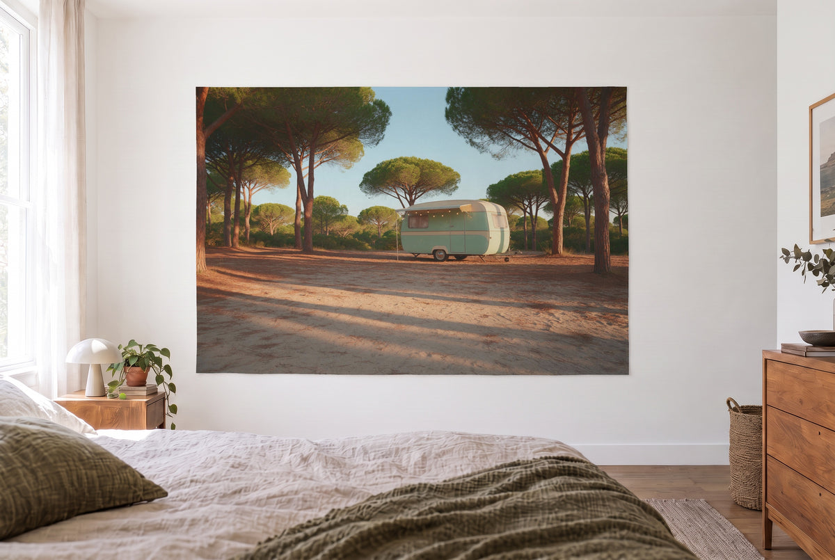 Wandtuch Retro-Wohnwagen unter Pinien im hellen Schlafzimmer gegenüber dem Bett, rechts eine Holzkommode – Grün und Beige