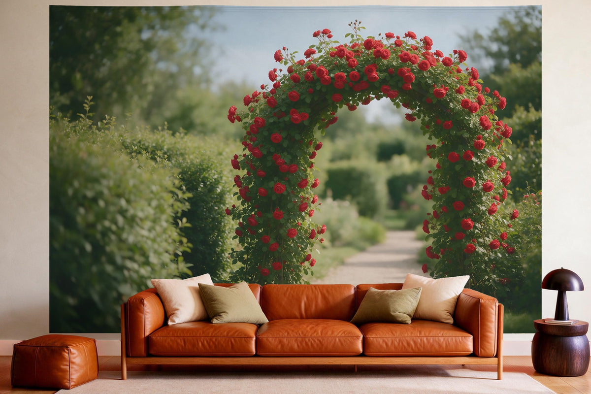 Wandtuch XXL Rosenbogen mit roten Kletterrosen als Wanddeko im gemütlichen Wohnzimmer über dem Ledersofa