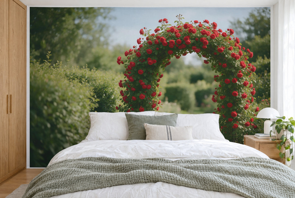 Bedruckter Stoff im XXL-Format: Rosenbogen voller roter Rosen rechts, links eine grüne Hecke, wandfüllend hinter dem Bett