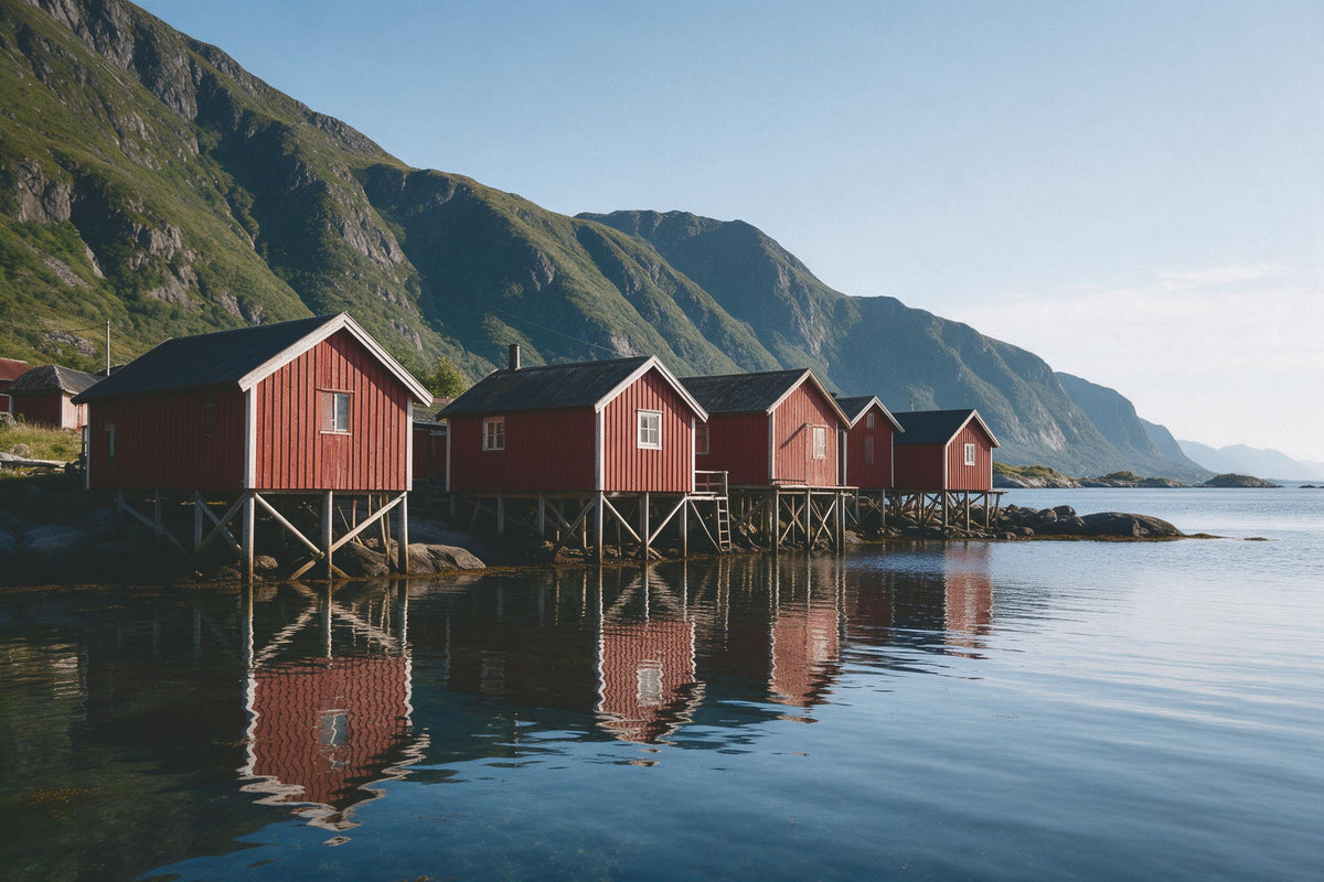 Cabanes en bois rouges sur pilotis au fjord avec reflet, tenture murale imprimée sur tissu – rouge et bleu