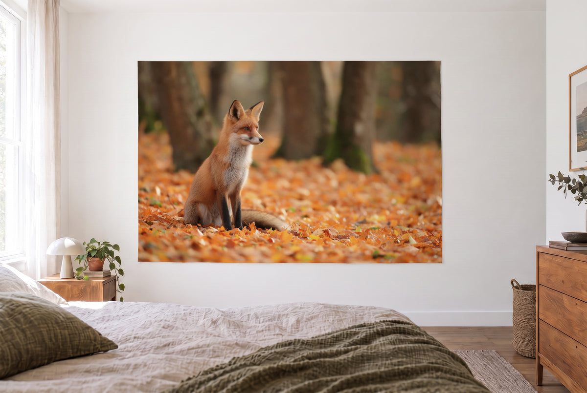 Wandtuch Rotfuchs im Herbstlaub im hellen Schlafzimmer gegenüber dem Bett, rechts eine Holzkommode – Orange und Rot