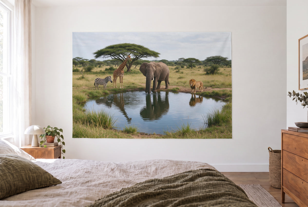 Tenture animaux de safari au point d'eau en photo dans la chambre claire face au lit, commode en bois à droite