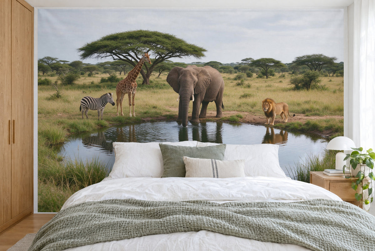Tissu imprimé XXL : éléphant qui boit au centre du point d'eau, zèbre et girafe à gauche, mur entier derrière le lit