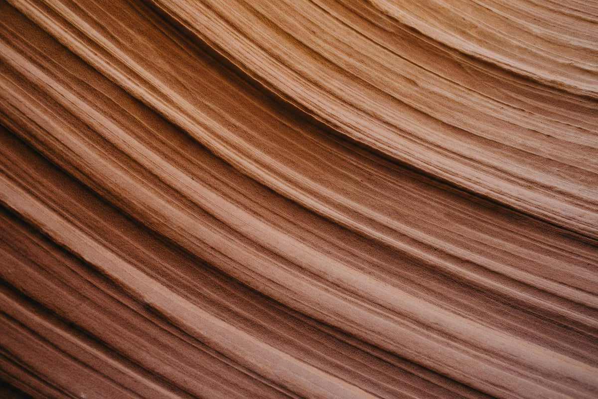 Curved sandstone layers in soft waves running diagonally across the picture, tapestry printed on fabric – brown and beige