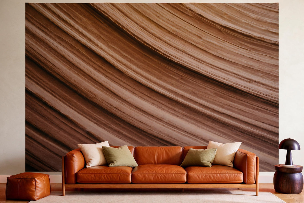Decoración de pared en un salón acogedor sobre el sofá de cuero: tapiz de tela Estratos de arenisca ondulados