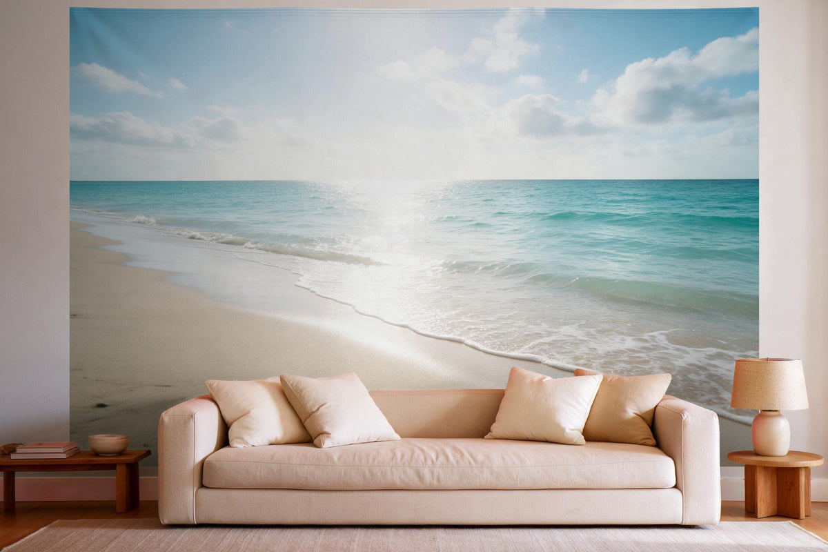 Wandtuch XXL Sandstrand mit türkisem Meer als Wanddeko im hellen Wohnzimmer über dem Sofa