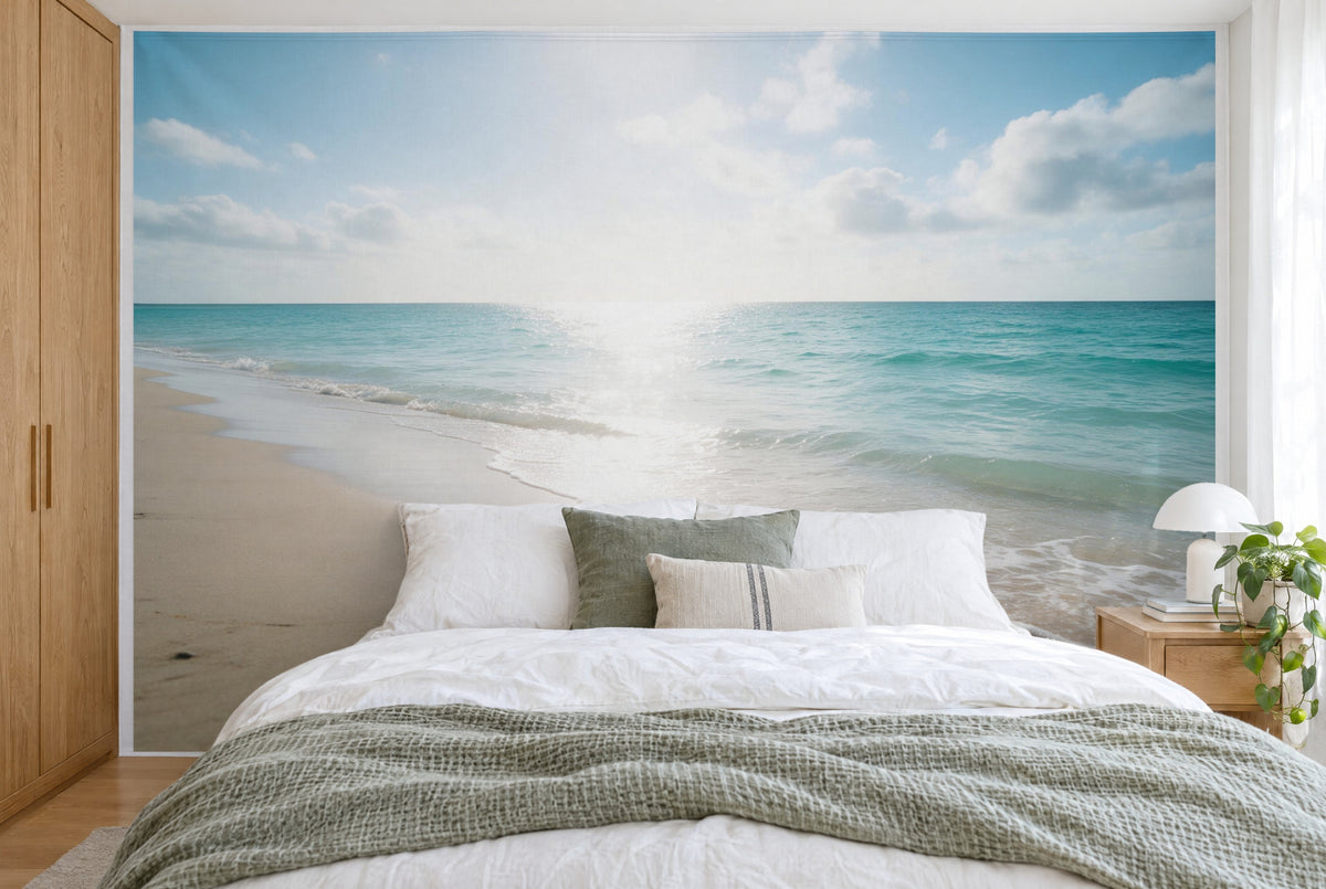 Tissu imprimé XXL : mer turquoise et plage de sable à gauche, blancs nuages, mur entier derrière le lit