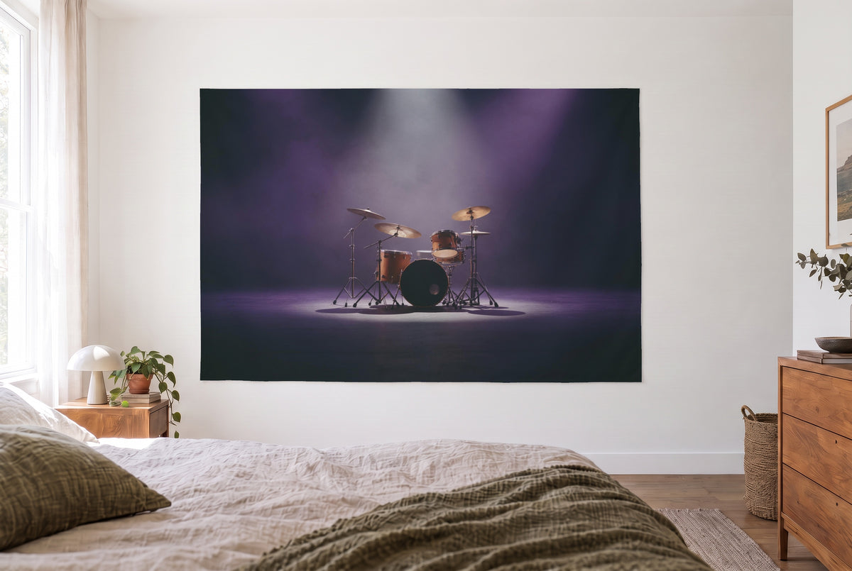 Tenture batterie sous les projecteurs dans la chambre claire face au lit, commode en bois à droite – brun et violet