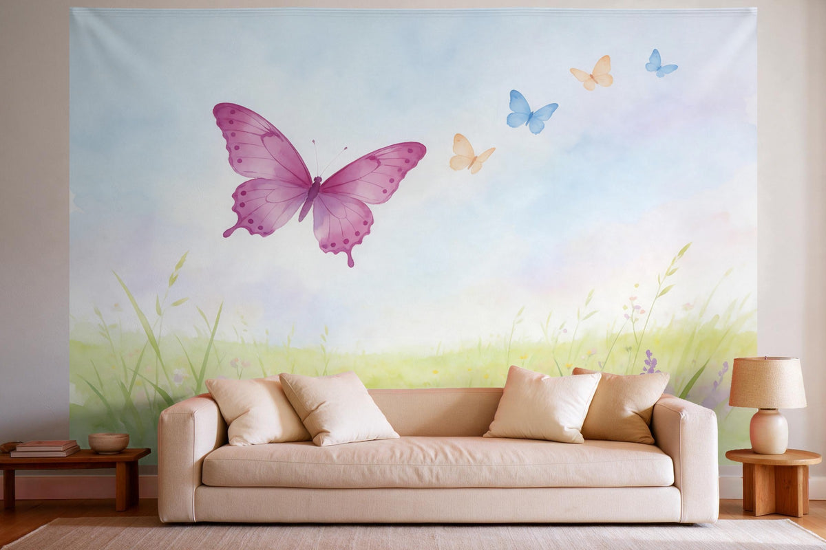 Decoración de pared en un salón luminoso sobre el sofá: tapiz de tela Mariposas en acuarela