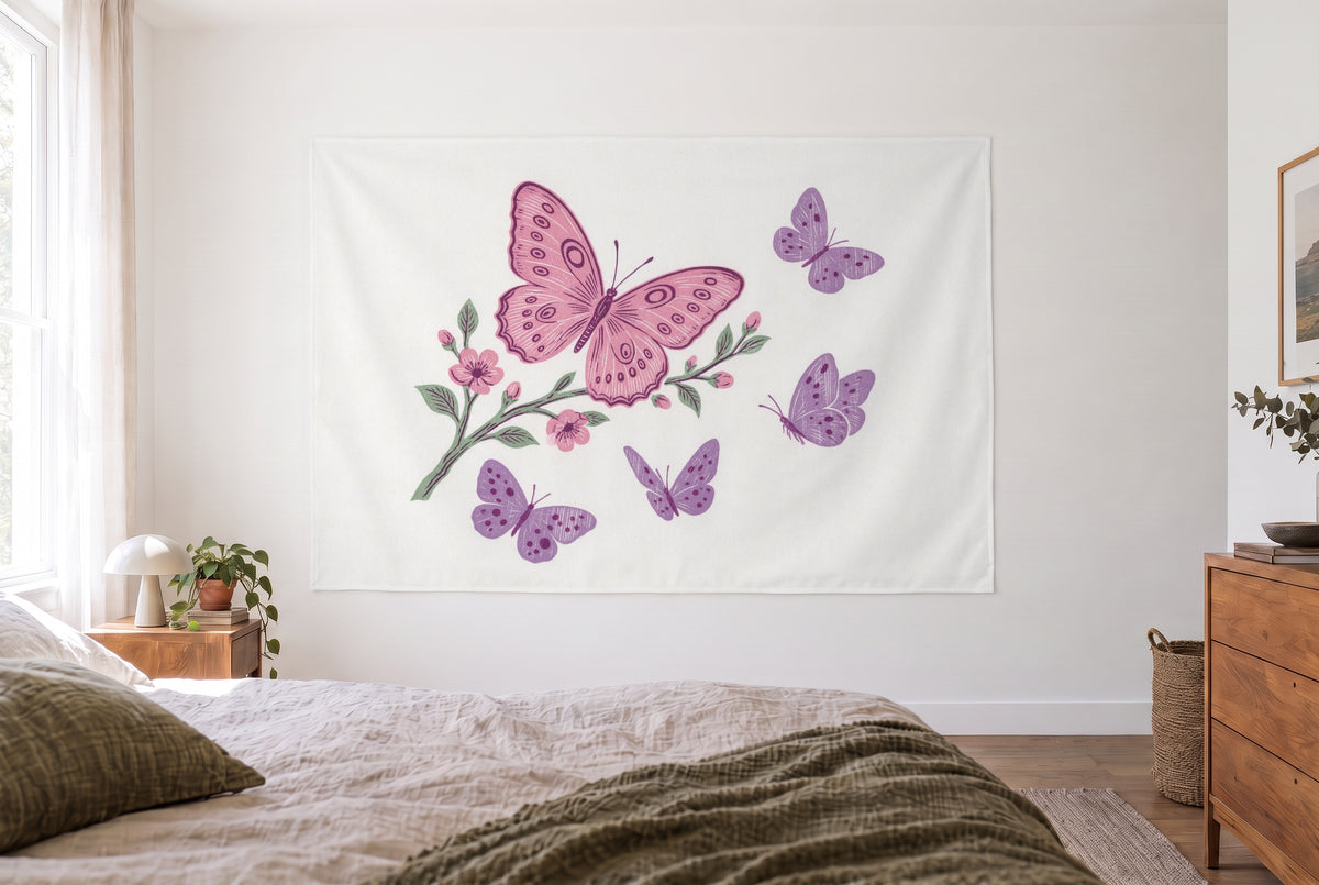 Wandtuch Schmetterlinge im Holzschnitt im hellen Schlafzimmer gegenüber dem Bett, rechts eine Holzkommode – Rosa und Violett