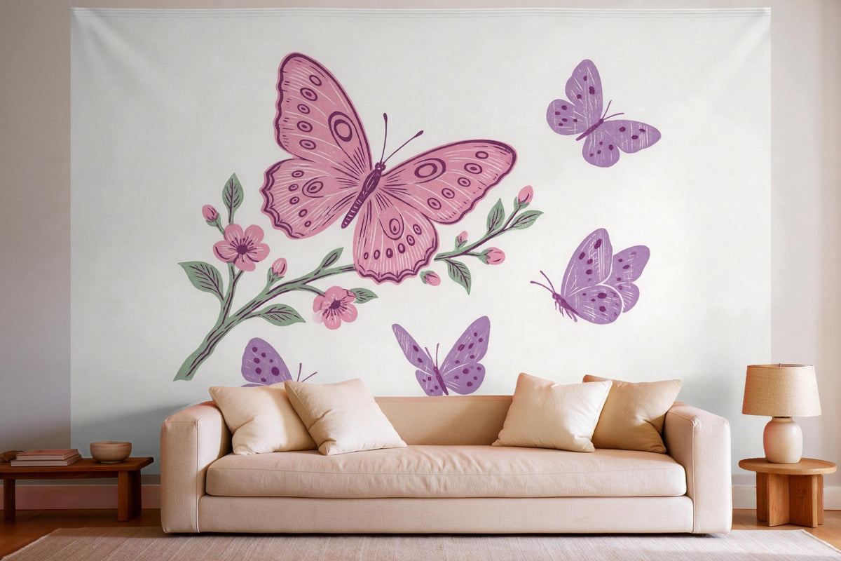 Decoración de pared en un salón luminoso sobre el sofá: tapiz de tela Mariposas estilo grabado en madera