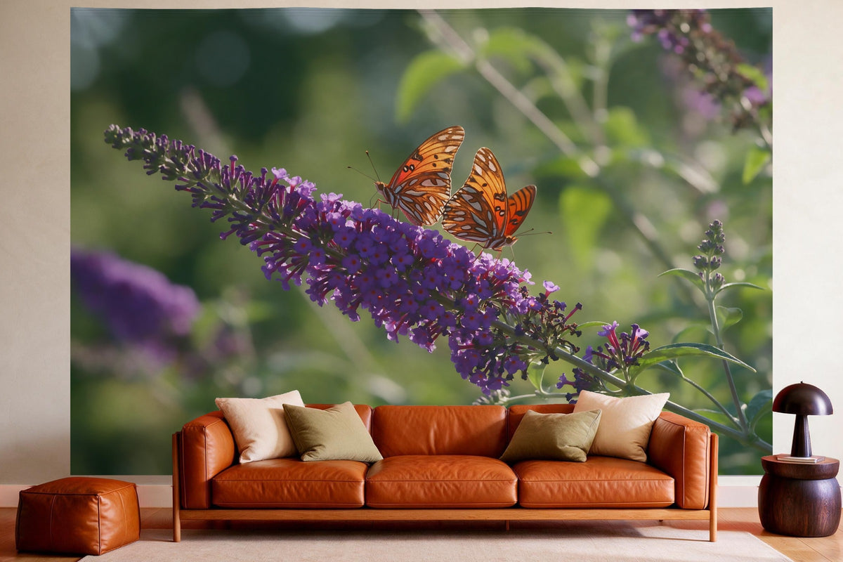 Déco murale dans un salon chaleureux au-dessus du canapé en cuir : tenture murale Papillons sur buddleia, imprimée sur tissu