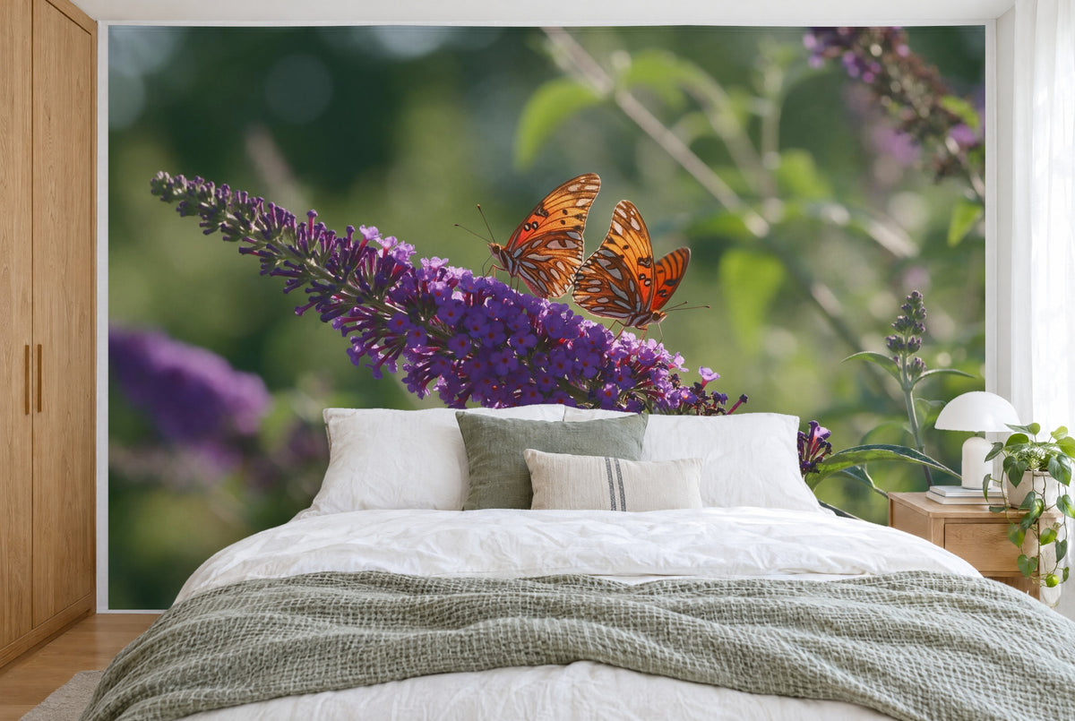 Bedruckter Stoff im XXL-Format: zwei orange Schmetterlinge auf violetten Rispen, wandfüllend hinter dem Bett