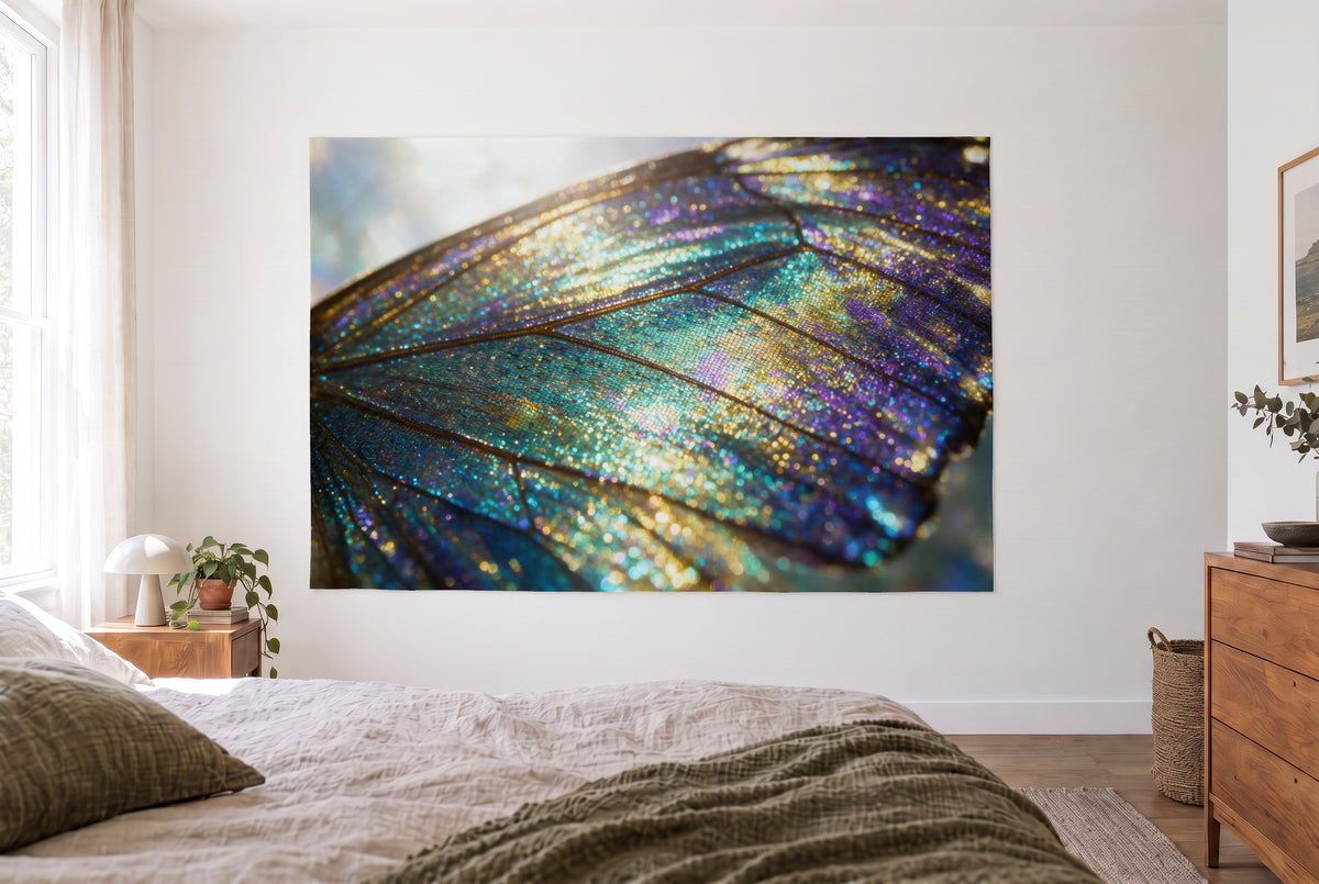 Tapiz ala de mariposa en dormitorio claro frente a la cama, cómoda de madera a la derecha – turquesa y violeta