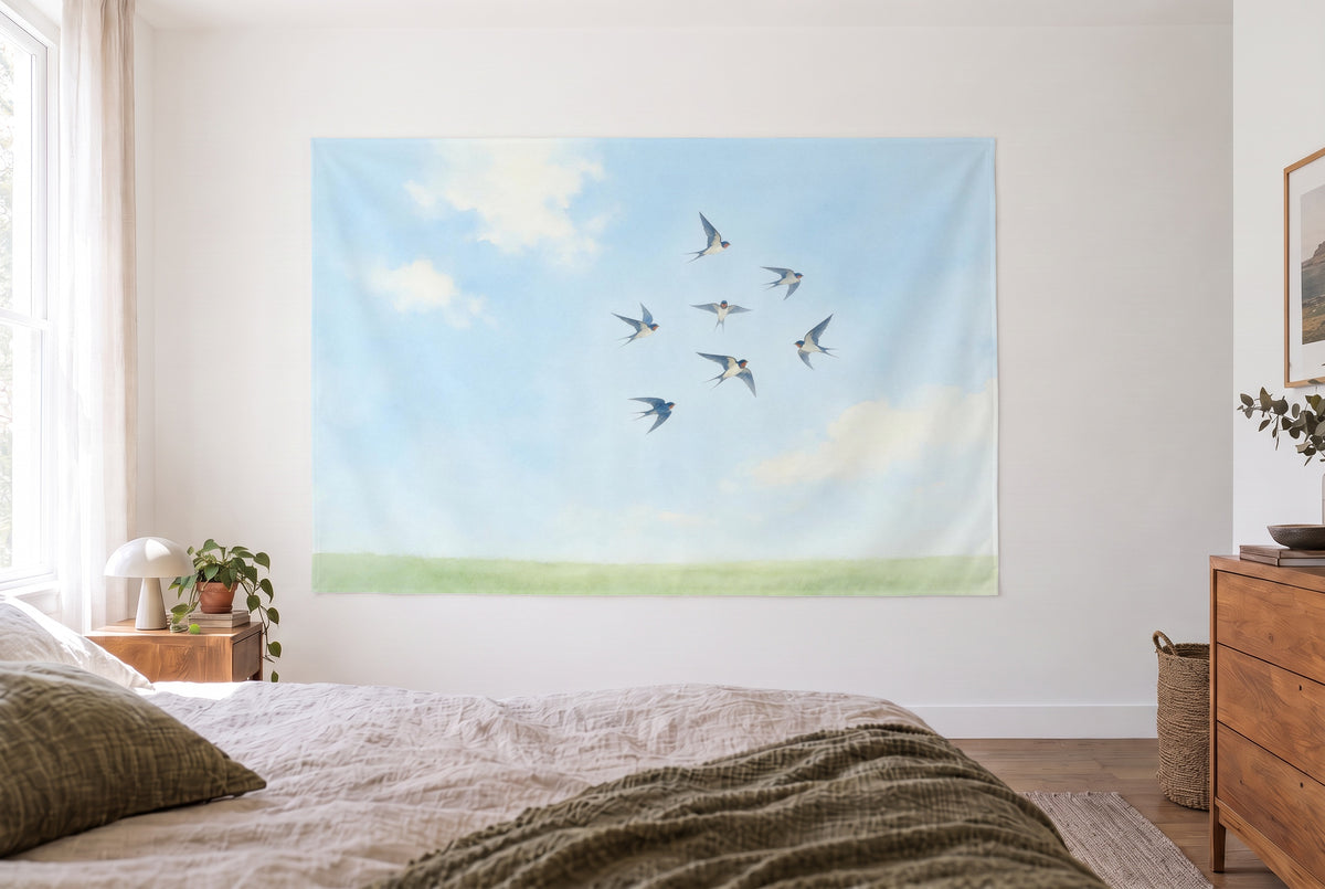 Tenture murale Hirondelles en vol dans la chambre claire face au lit, commode en bois à droite – bleu et vert