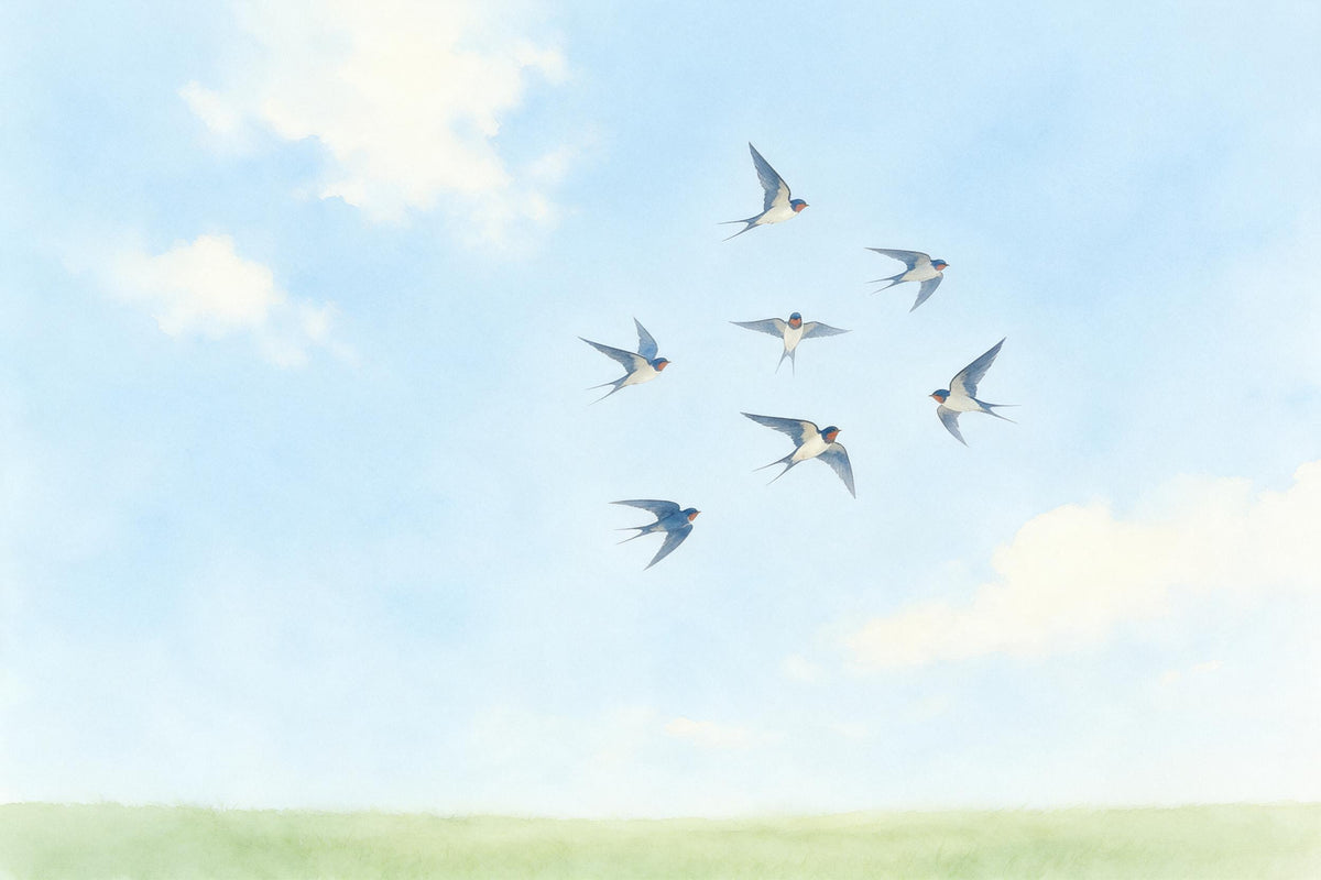 Hirondelles en vol au-dessus d'une prairie claire et d'un ciel nuageux doux, tenture murale imprimée sur tissu – bleu et vert