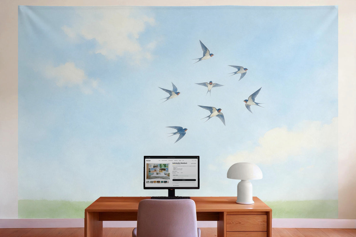 Wanddeko im Büro hinter dem Schreibtisch: Wandtuch Schwalben im Flug, auf Stoff gedruckt