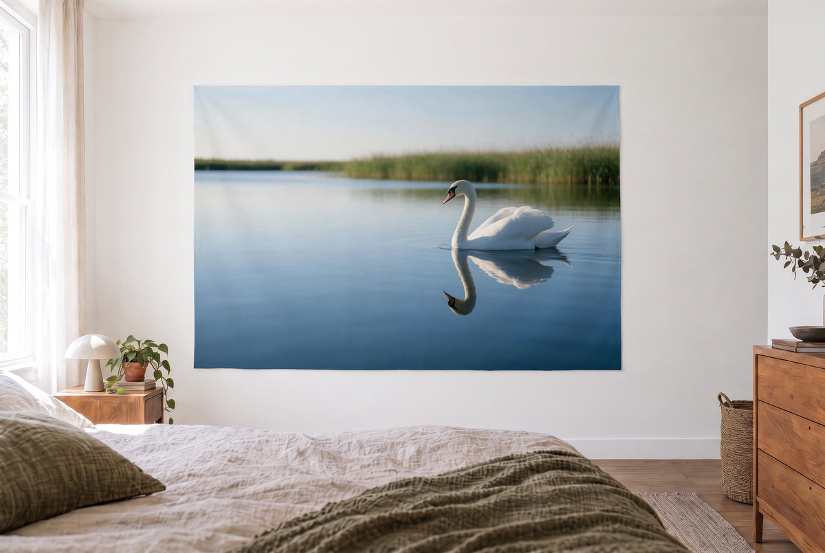Wandtuch Weisser Schwan auf stillem Wasser im hellen Schlafzimmer gegenüber dem Bett, rechts eine Holzkommode – Blau