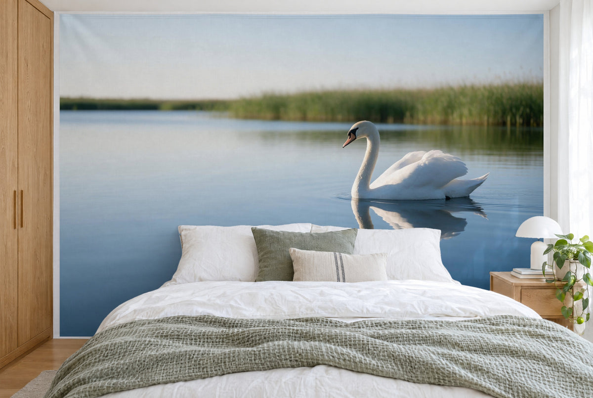 Bedruckter Stoff im XXL-Format: weisser Schwan rechts mit Spiegelbild, grünes Schilfufer, wandfüllend hinter dem Bett