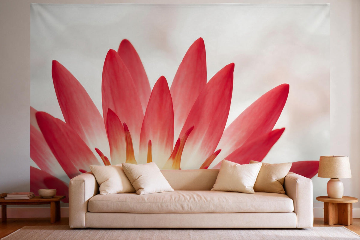 Decoración de pared en un salón luminoso sobre el sofá: tapiz de tela Flor de nenúfar en primer plano