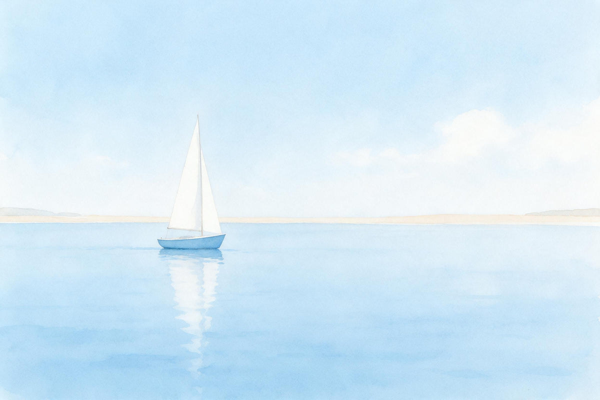 Segelboot mit weissen Segeln links auf ruhigem blauem Wasser vor Sandufer, als Wandtuch, auf Stoff gedruckt – Blau und Weiss