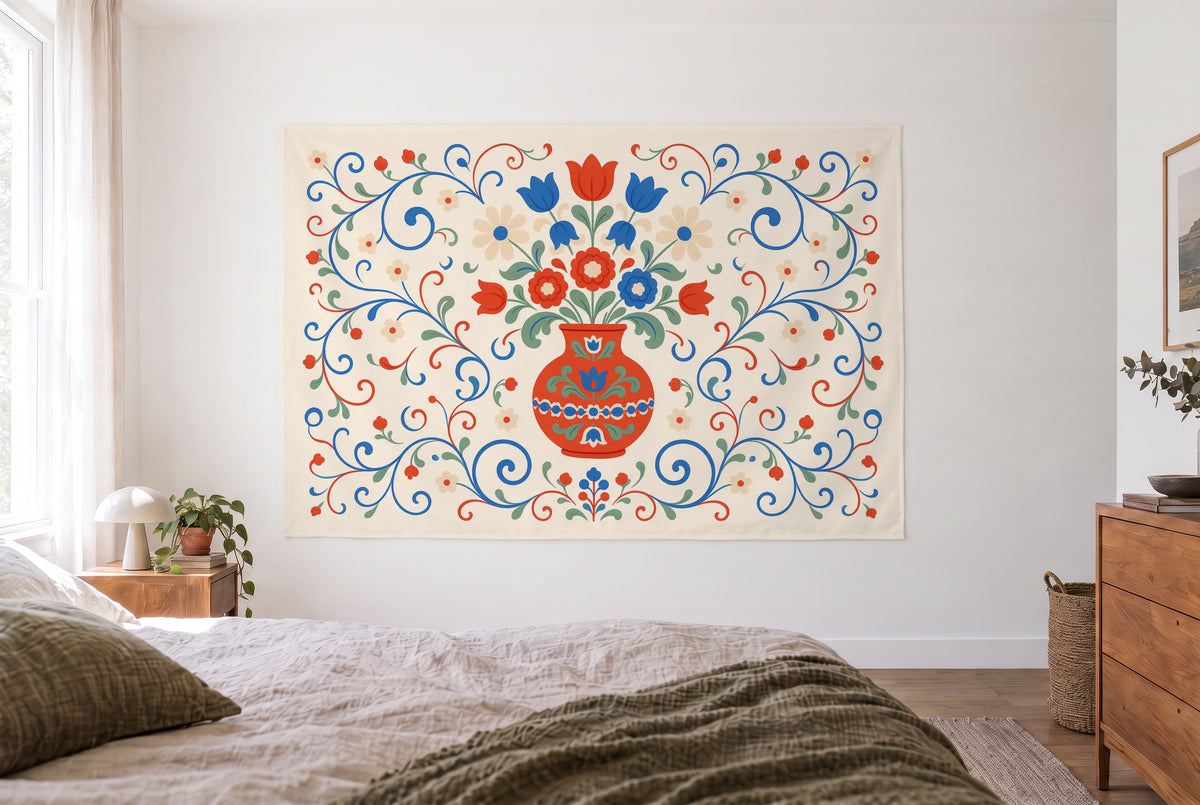 Tapiz motivo floral escandinavo en el dormitorio frente a la cama, cómoda de madera a la derecha – rojo y azul