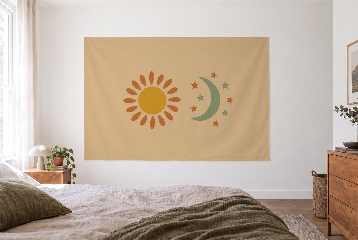 Wandtuch Sonne und Mond im Boho-Stil im hellen Schlafzimmer gegenüber dem Bett, rechts eine Holzkommode – Orange und Beige