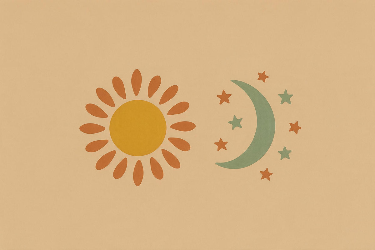Sonne und Mond mit Strahlen und Sternen auf ruhigem Sandgrund, als Wandtuch, auf Stoff gedruckt – Orange, Gelb und Salbei