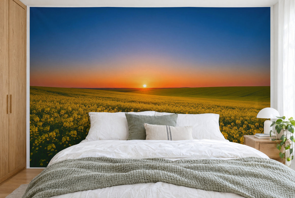 Tissu imprimé XXL : soleil sur champ de colza en fleurs et ciel orange, mur entier derrière le lit