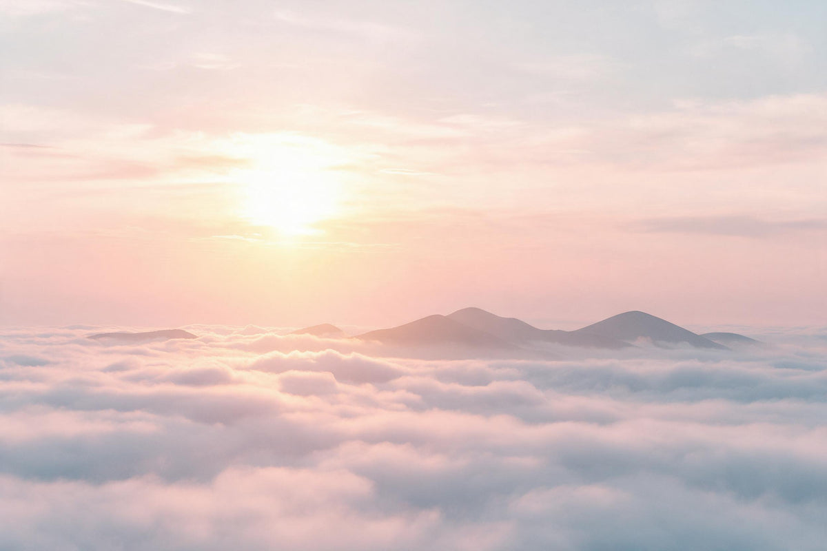 Sonnenaufgang über dem Wolkenmeer mit sanften Bergkuppen und goldener Sonne, als Wandtuch, auf Stoff gedruckt – Rosa und Gold