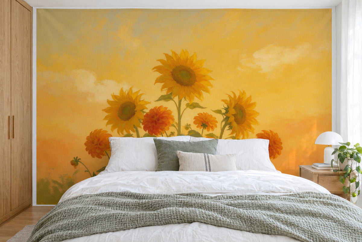 Bedruckter Stoff im XXL-Format: drei Sonnenblumen und Dahlien in der Mitte vor goldenem Himmel, wandfüllend hinter dem Bett