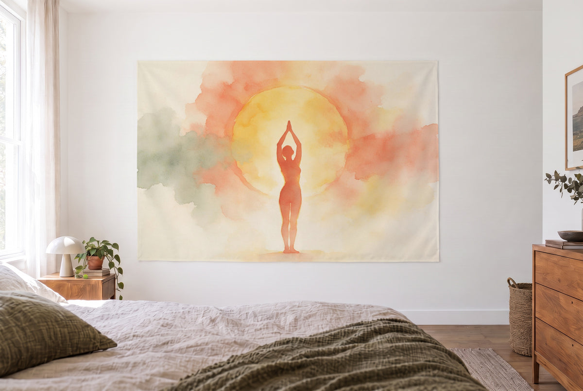 Tenture salutation au soleil aquarelle dans une chambre claire face au lit, une commode en bois à droite – corail et jaune
