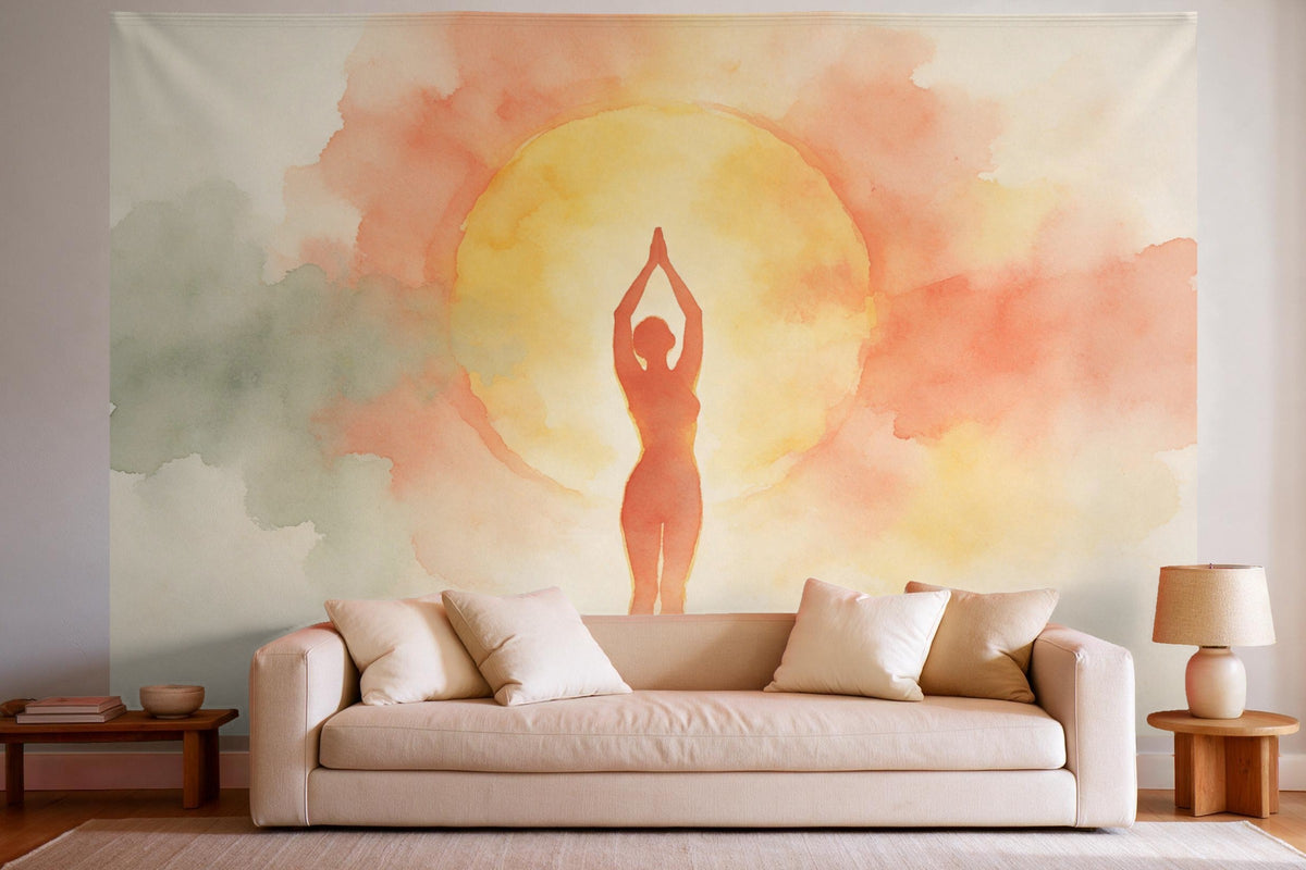 Déco murale dans un salon lumineux au-dessus du canapé : tenture murale Salutation au soleil à l’aquarelle, imprimée sur tissu