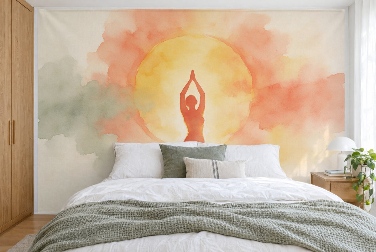 Grande tenture murale Salutation au soleil à l’aquarelle dans la chambre, sur tout le mur derrière le lit – tapisserie en tissu