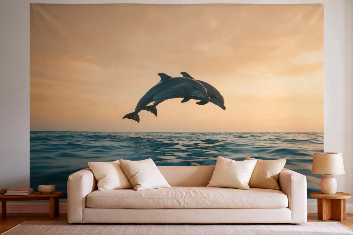 Wandtuch XXL Springende Delfine über dem Meer als Wanddeko im hellen Wohnzimmer über dem Sofa