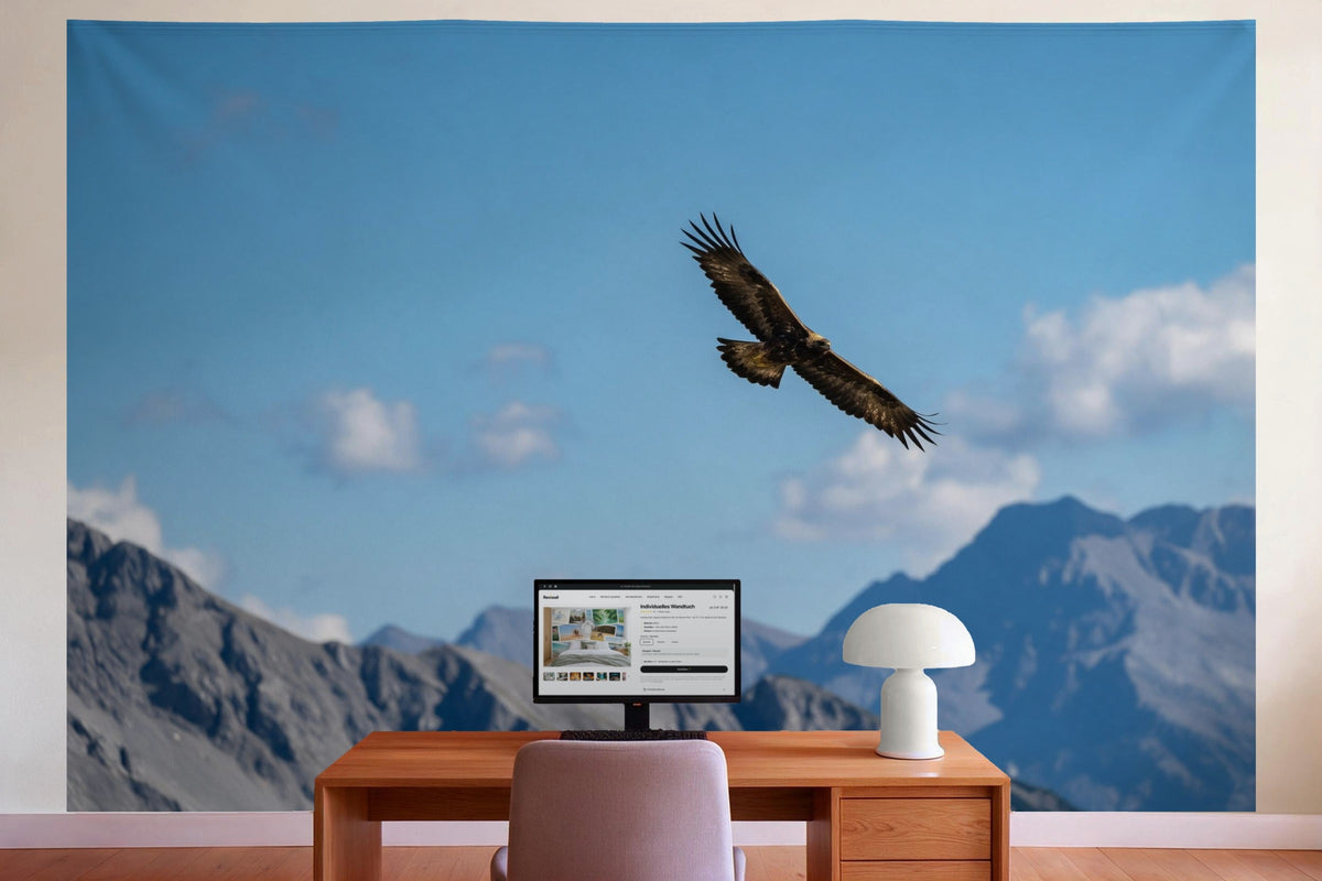 Wanddeko im Büro hinter dem Schreibtisch: Wandtuch Steinadler im Gleitflug, auf Stoff gedruckt