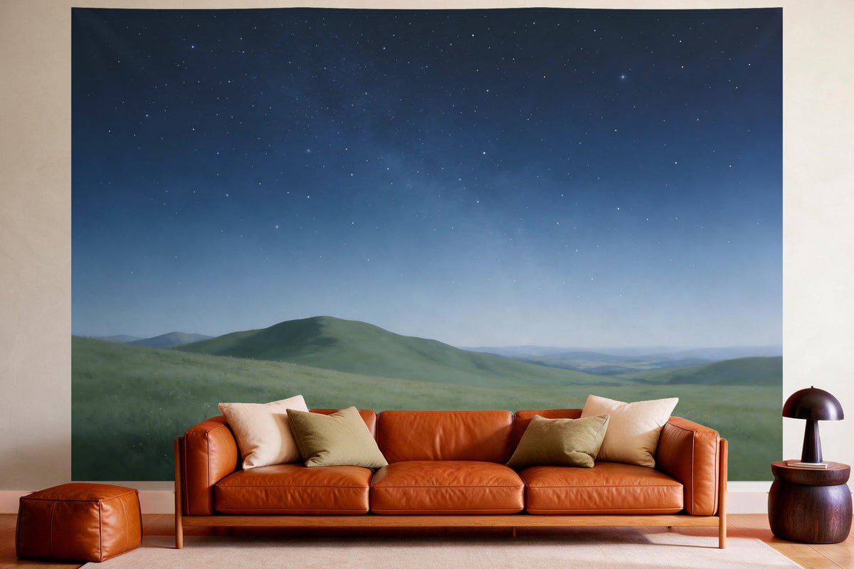 Tapiz de pared XXL Cielo estrellado sobre pradera alpina como decoración en un salón acogedor sobre el sofá de cuero
