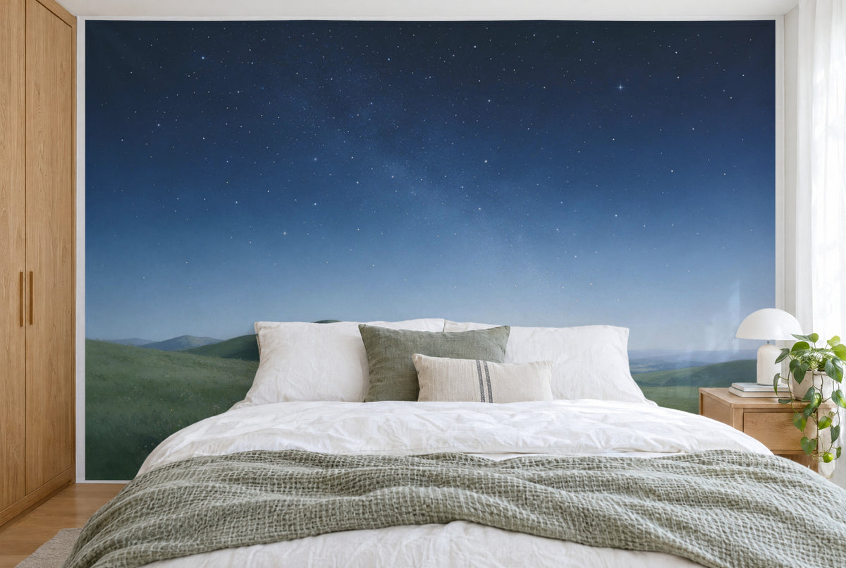 Bedruckter Stoff im XXL-Format: Sternenhimmel über sanfter Almwiese, wandfüllend hinter dem Bett